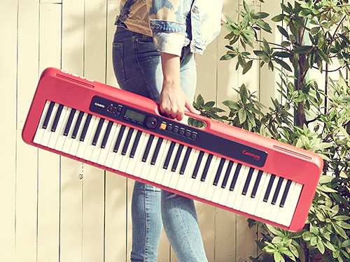 Casio keyboard carried by handle