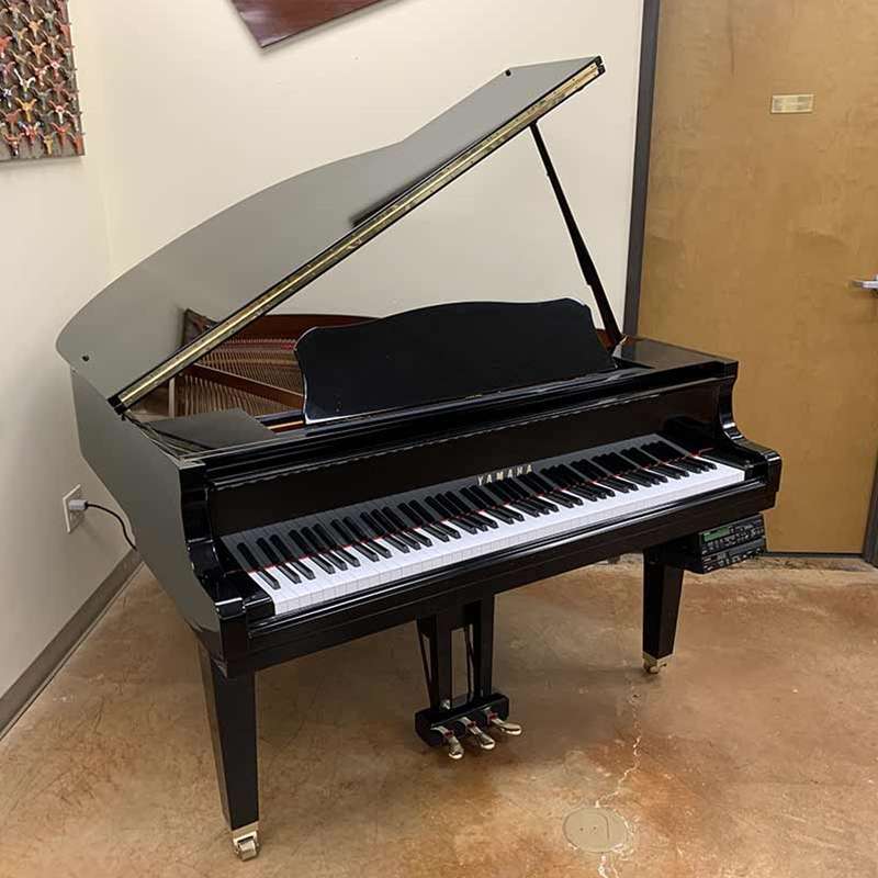 how much does a yamaha baby grand piano weigh